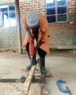 We believe in the old maxim that if you teach a man to fish, you can change the world. Here at the Bulhalho foundation we teach the kinds of skills that local people can use to change their lives. 

Woodwork, hairdressing, and basket weaving have all been on the curriculum recently, and always with a focus on ensuring that the trainees will finish their time with us with the kind of skills that will change their futures.

#bulhalhofoundation